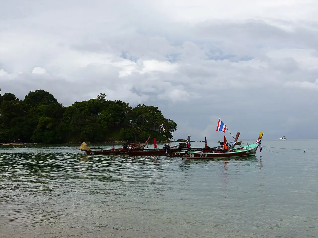 Long-tail-båtar vid Patong Beach i Phuket